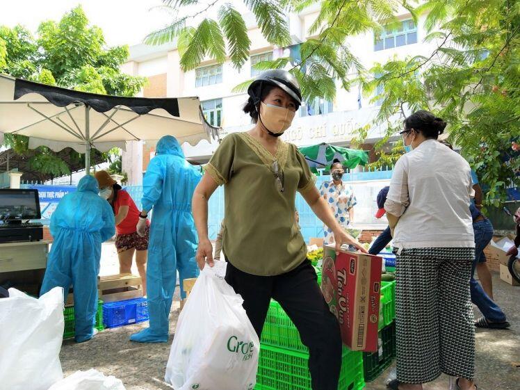 Tin từ TP.HCM: Cảng vẫn thông hàng, thêm chợ hoạt động lại