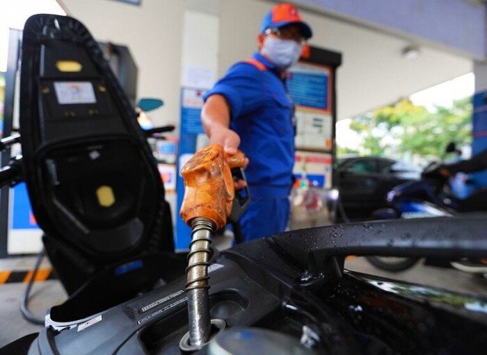 Tiêu thụ xăng dầu giảm 1 nửa, hai nhà máy lọc dầu tỷ USD ế hàng