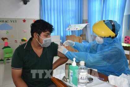 Có nên dùng thuốc chống dị ứng trước khi tiêm vaccine COVID-19?