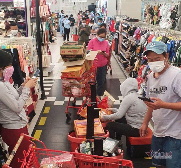 Nghe tin không ra khỏi nhà 7 ngày, dân Đà Nẵng kéo nhau đi mua thực phẩm
