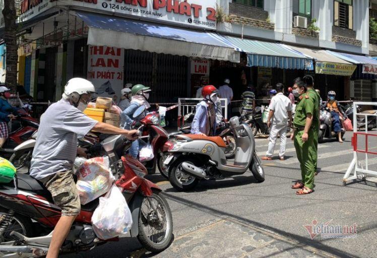 Nghe tin không ra khỏi nhà 7 ngày, dân Đà Nẵng kéo nhau đi mua thực phẩm