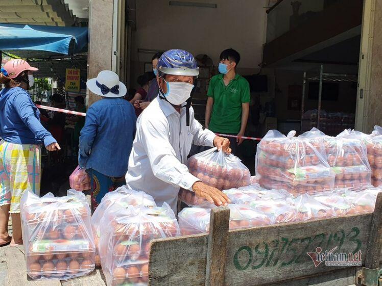 Nghe tin không ra khỏi nhà 7 ngày, dân Đà Nẵng kéo nhau đi mua thực phẩm
