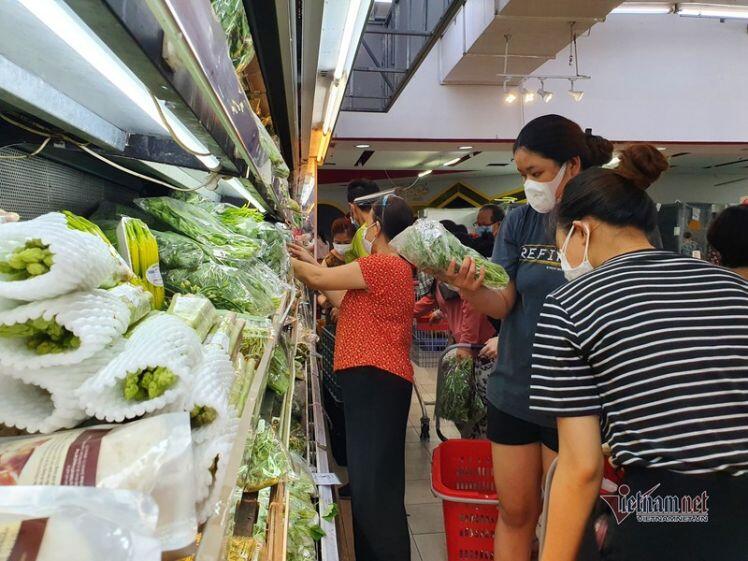 Nghe tin không ra khỏi nhà 7 ngày, dân Đà Nẵng kéo nhau đi mua thực phẩm