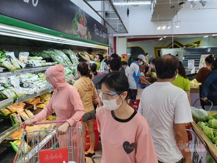 Nghe tin không ra khỏi nhà 7 ngày, dân Đà Nẵng kéo nhau đi mua thực phẩm