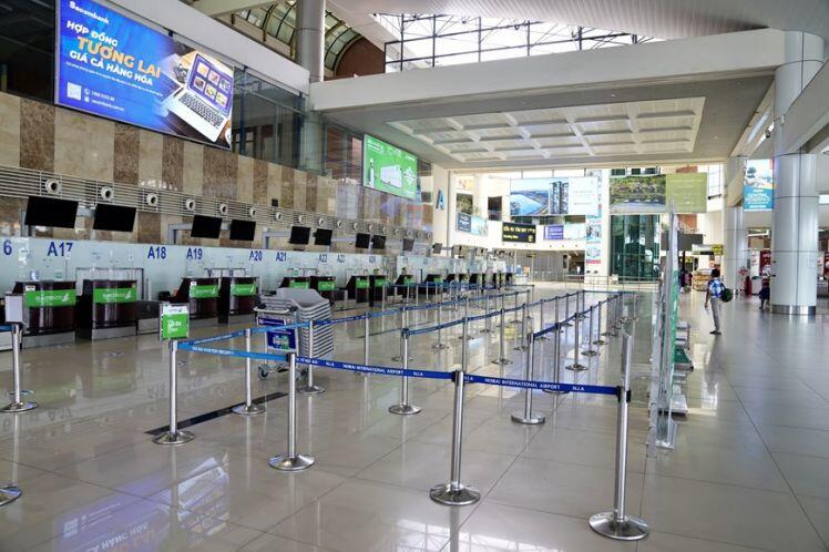 Sân bay vắng như "chùa Bà Đanh", vé máy bay giá rẻ 0đ "ế chỏng chơ"