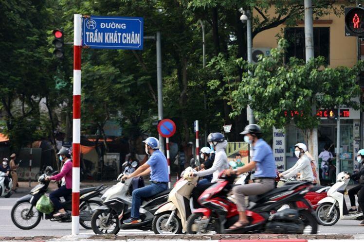 Bất chấp lệnh giãn cách xã hội, người dân vẫn đổ ra đường