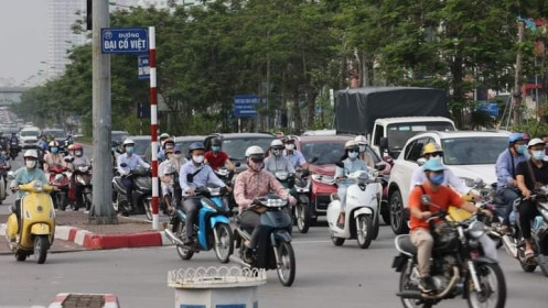 Bất chấp lệnh giãn cách xã hội, người dân vẫn đổ ra đường