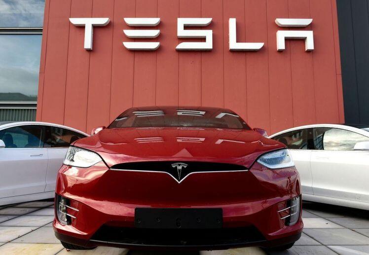 Cuộc chiến của Elon Musk - Tim Cook ở Trung Quốc: Tesla chiến đấu với giá cả, Apple luôn kiêu ngạo
