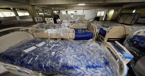 Mỹ: Nhiều bang lao đao vì COVID-19, lập bệnh viện dã chiến trong bãi gửi xe