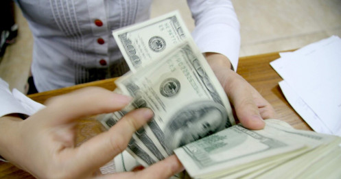 Giá USD trượt dốc cả tuần
