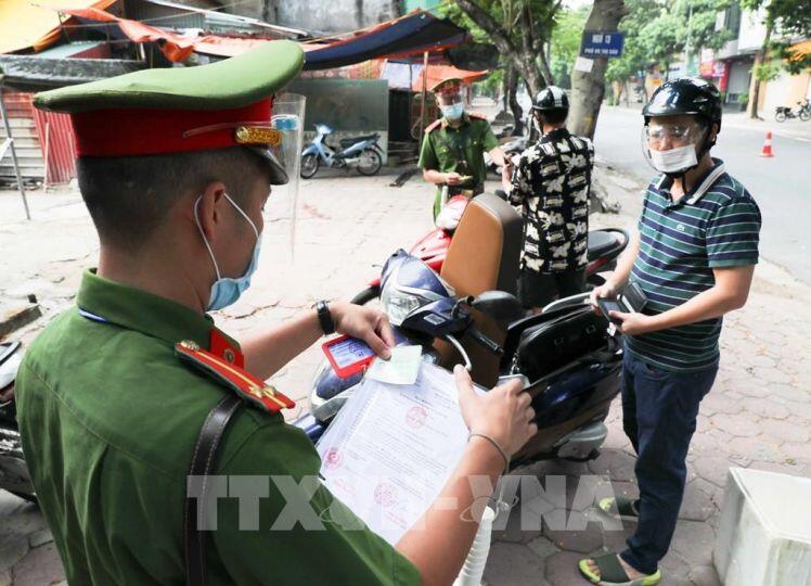 Giảm nguy cơ lây nhiễm tại các chốt kiểm soát dịch COVID-19 ở Hà Nội