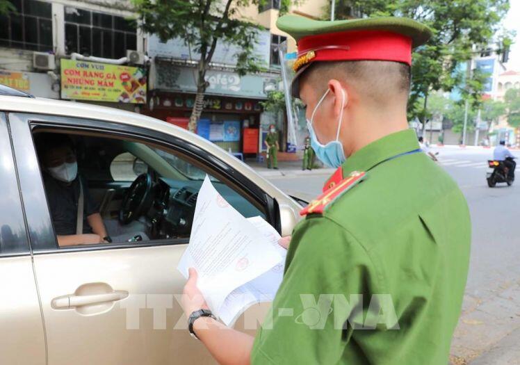Giảm nguy cơ lây nhiễm tại các chốt kiểm soát dịch COVID-19 ở Hà Nội
