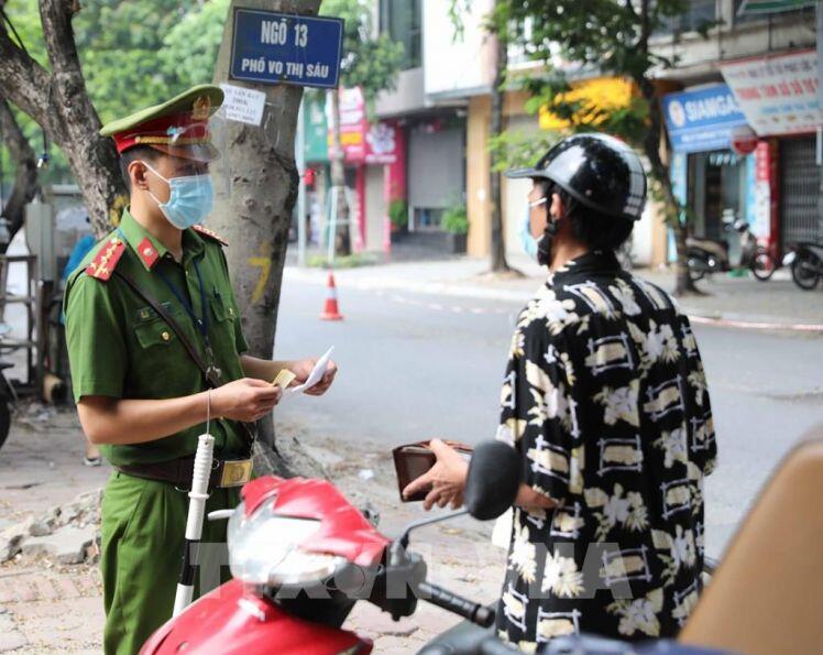 Giảm nguy cơ lây nhiễm tại các chốt kiểm soát dịch COVID-19 ở Hà Nội
