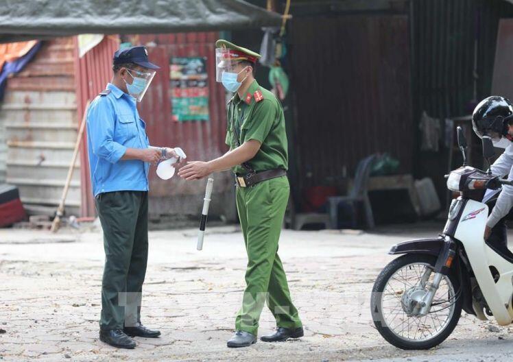 Giảm nguy cơ lây nhiễm tại các chốt kiểm soát dịch COVID-19 ở Hà Nội