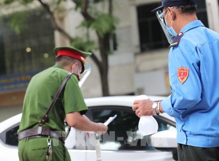 Giảm nguy cơ lây nhiễm tại các chốt kiểm soát dịch COVID-19 ở Hà Nội