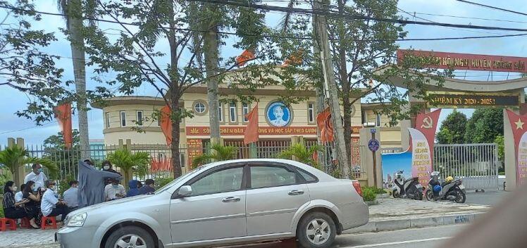 Thanh Hóa: Bất chấp dịch bệnh, hàng trăm người vẫn tụ tập để đấu giá đất