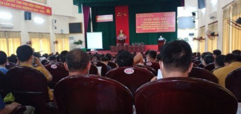 Thanh Hóa: Bất chấp dịch bệnh, hàng trăm người vẫn tụ tập để đấu giá đất