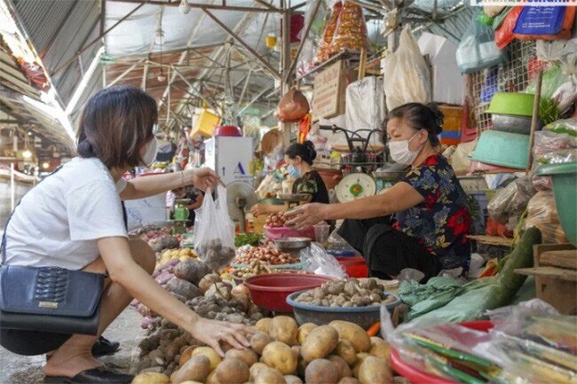 Người dân lo lắng vì giá thực phẩm ở chợ dân sinh tăng