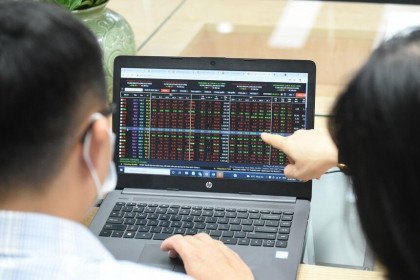 Giao dịch chứng khoán sáng 16/8: Dòng tiền lan tỏa, thị trường bứt phá trở lại
