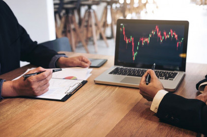 Giao dịch chứng khoán phiên sáng 17/8: Bộ ba VIC, VCB, HPG gánh thị trường