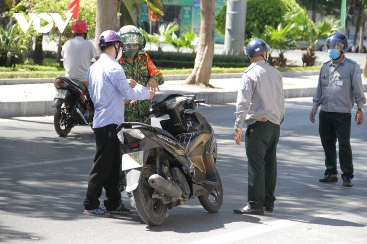 Nghệ An tăng cường kiểm soát, xử phạt người trong vùng cách ly ra đường không cần thiết