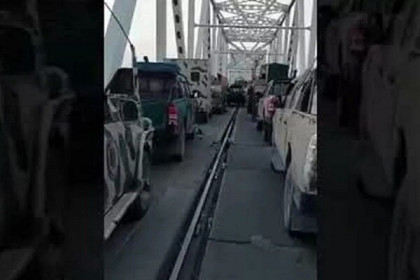 Người dân Afghanistan tháo chạy, bỏ lại hàng đoàn ô tô ở biên giới