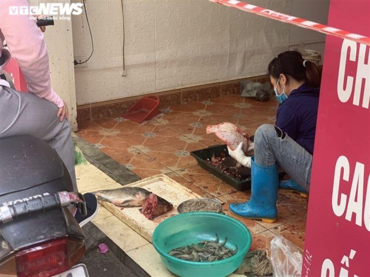 Nở rộ kiểu bán rau củ quả, thịt cá ngay trong nhà chưa từng thấy ở Hà Nội