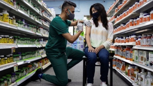 WHO chỉ trích các nước giàu vội vã tiêm mũi vaccine tăng cường