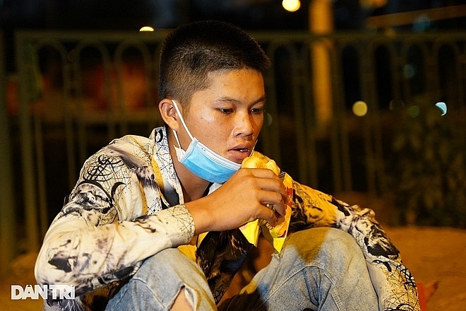 Hết tiền thuê trọ, nhiều lao động tự do bị "mắc kẹt" ở Hà Nội