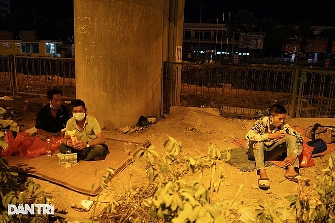 Hết tiền thuê trọ, nhiều lao động tự do bị "mắc kẹt" ở Hà Nội