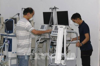Chuyển 200 máy thở vừa tiếp nhận vào Tp Hồ Chí Minh và các tỉnh phía Nam