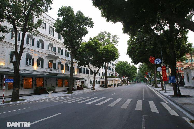 Nhà cổ mặt tiền Hà Nội phô bày nét đẹp khi vắng bóng hàng quán và xe cộ