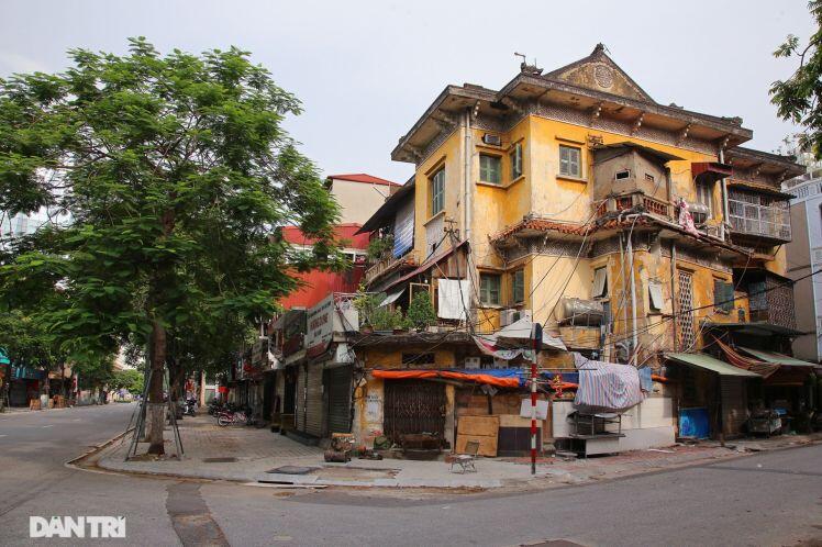 Nhà cổ mặt tiền Hà Nội phô bày nét đẹp khi vắng bóng hàng quán và xe cộ