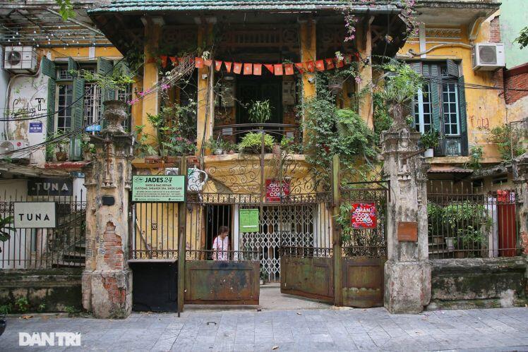 Nhà cổ mặt tiền Hà Nội phô bày nét đẹp khi vắng bóng hàng quán và xe cộ