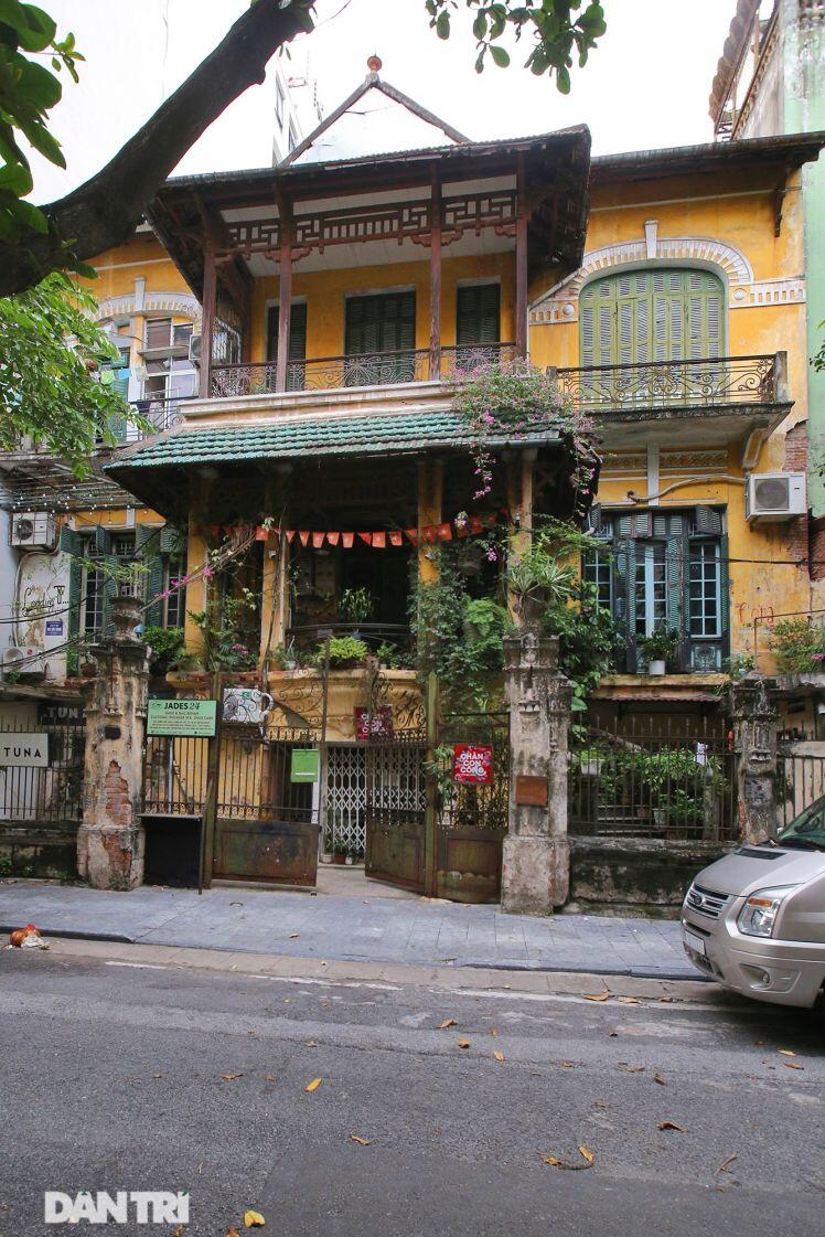 Nhà cổ mặt tiền Hà Nội phô bày nét đẹp khi vắng bóng hàng quán và xe cộ