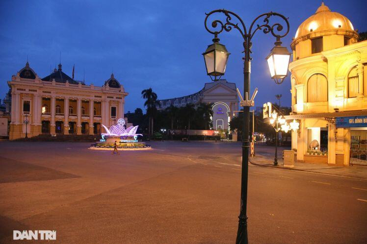 Nhà cổ mặt tiền Hà Nội phô bày nét đẹp khi vắng bóng hàng quán và xe cộ