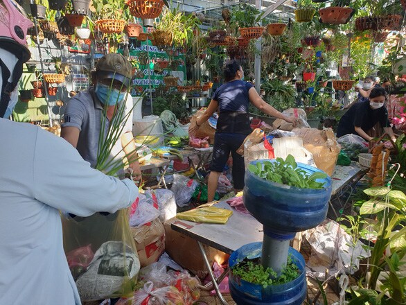 TP.HCM: Siêu thị quá tải, các điểm bán tự phát đắt hàng dù nâng giá gấp 3-4 lần