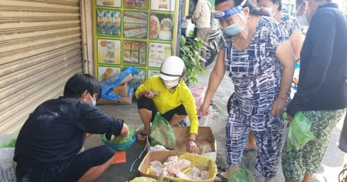 TP.HCM: Siêu thị quá tải, các điểm bán tự phát đắt hàng dù nâng giá gấp 3-4 lần