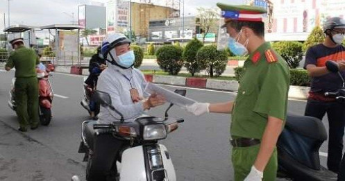 TP.HCM: Hết gas, hết nước uống nhưng phải chờ đại lý có… giấy đi đường