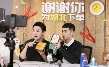 "Ông hoàng son môi" bán được 2 tỉ USD hàng hóa sau khi livestream 12 tiếng liên tục, hút 250 triệu lượt xem