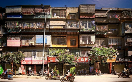 Vợ chồng trẻ "vỡ mộng" vì trót mua nhà tập thể cũ