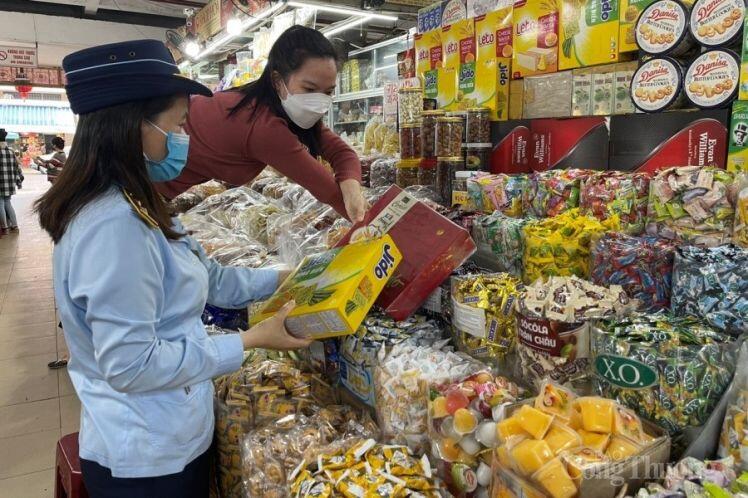 Đà Nẵng: Người dân bắt đầu mua sắm Tết, tăng cường kiểm soát thị trường 