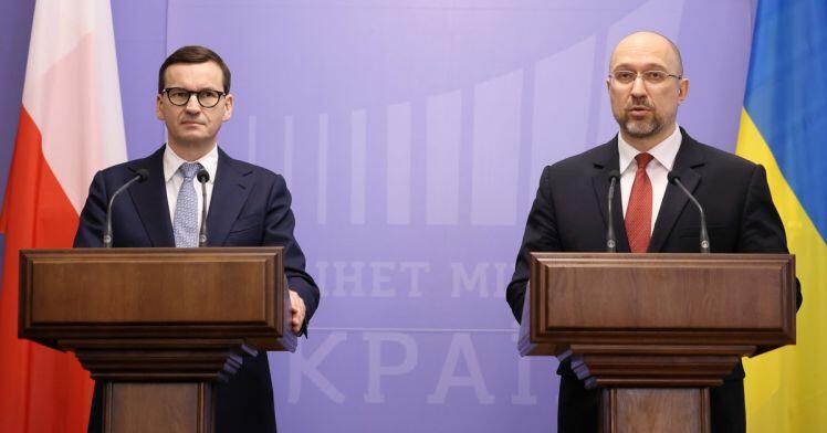 Thủ tướng Ba Lan Mateusz Morawiecki và người đồng cấp Ukraine Denys Shmygal tham dự họp báo sau cuộc hội đàm tại Kiev, Ukraine, ngày ½. (Nguồn: Reuters) 
