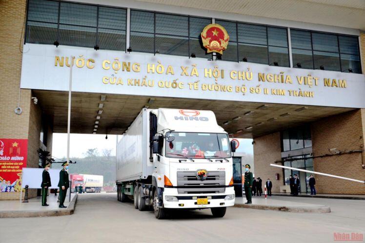 Xuất khẩu 100 tấn thanh long ngày đầu năm mới ở Cửa khẩu Kim Thành 