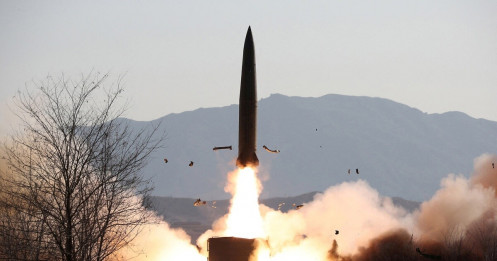 Triều Tiên bị nghi phóng tên lửa đạn đạo ra biển
