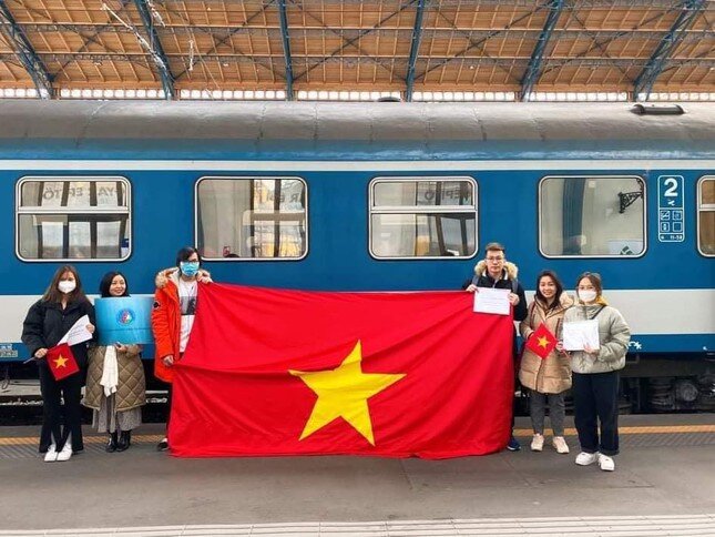 Đưa gần 1.000 người Việt ở Ukraine về nước ảnh 2