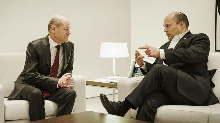 (03.07) Thủ tướng Israel Naftali Bennett thảo luận với người đồng cấp Đức Olaf Scholz về nội dung cuộc gặp với ông Putin. (Nguồn: EPA) 