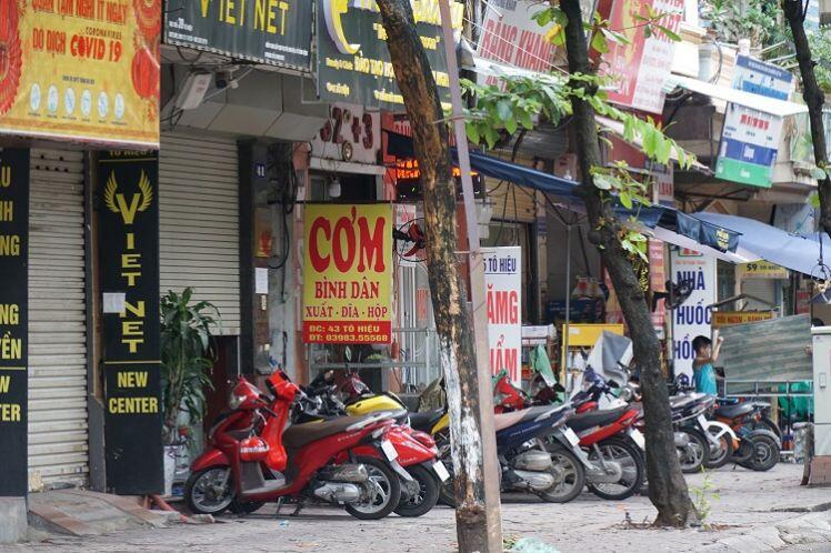 Hà Nội: Hàng quán không bóng người dù được mở cửa