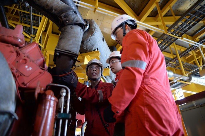 4.	Kỹ sư dầu khí bảo trì đường ống tại Cụm mỏ Sư Tử Trắng 