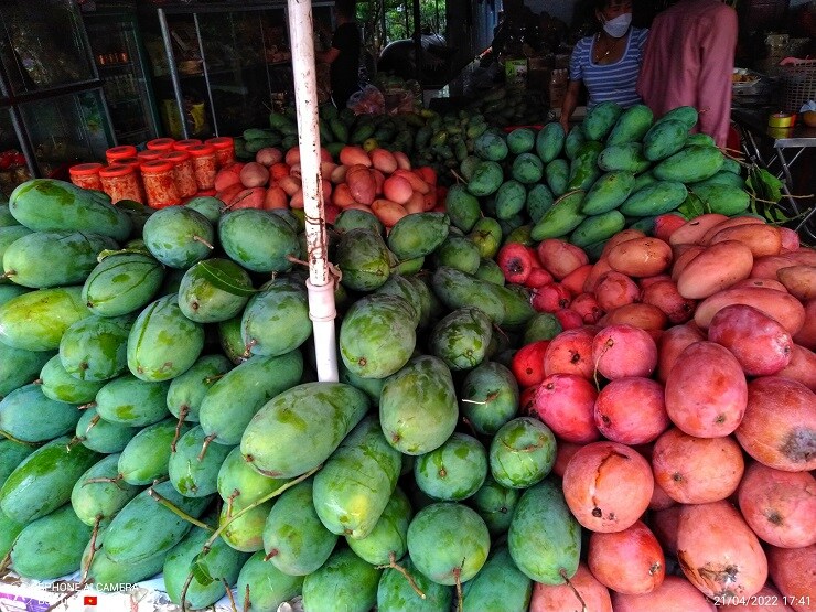 Xoài đỏ ngập chợ có giá rẻ chưa từng thấy, chỉ từ 10 nghìn đồng/kg